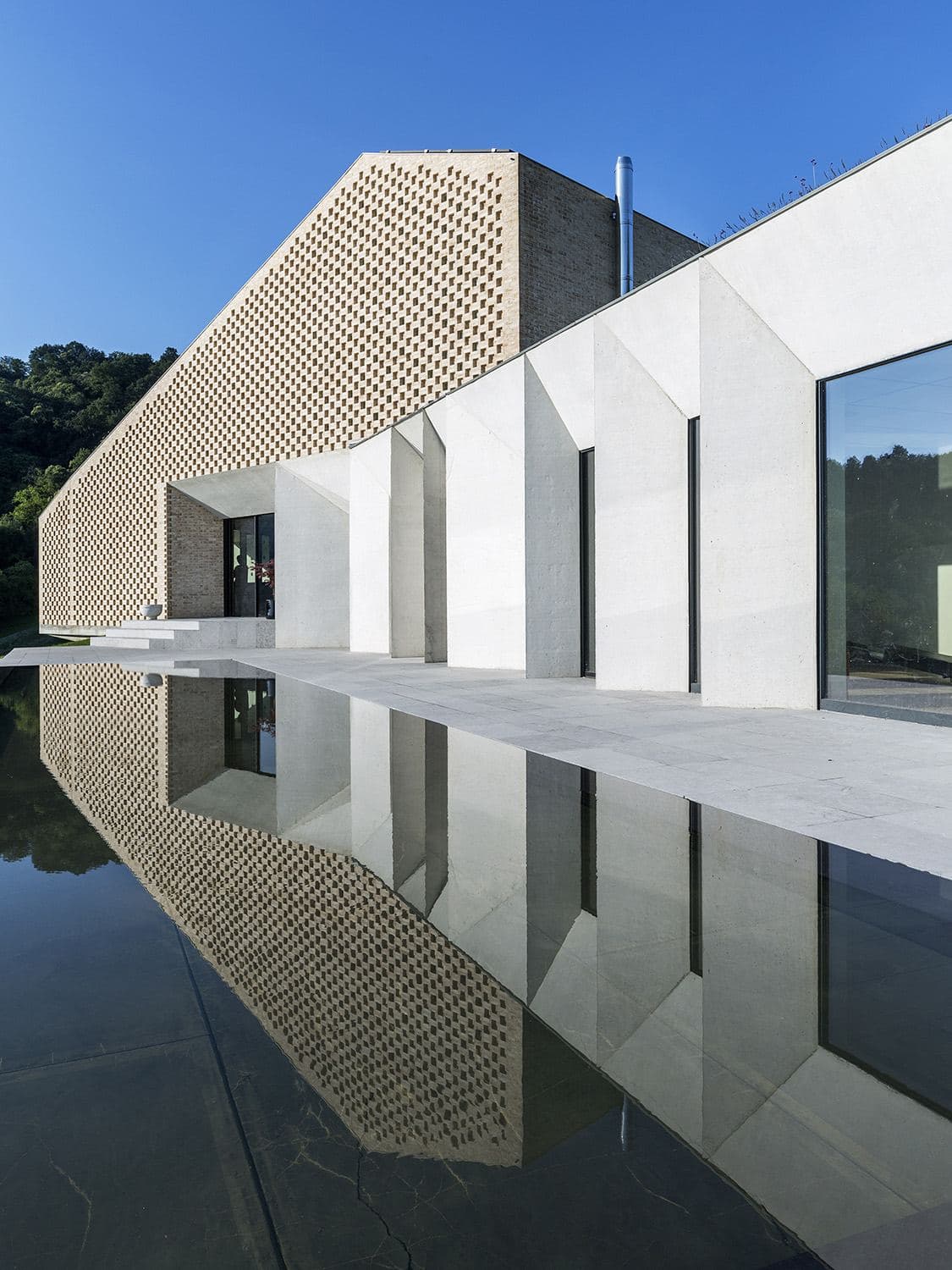 Amilu Farm pool facade